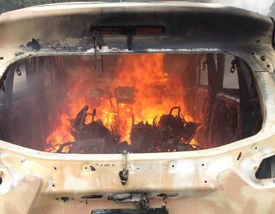 Quảng Nam: Xe Xpander bất ngờ bốc cháy dữ dội trên đường Hồ Chí Minh