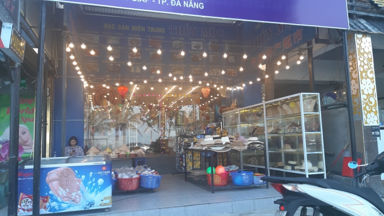 Đà Nẵng: Nhiều hàng quán, điểm mua sắm ven biển vắng tanh khách tham quan da nang nhieu hang quan diem mua sam ven bien vang tanh khach tham quan