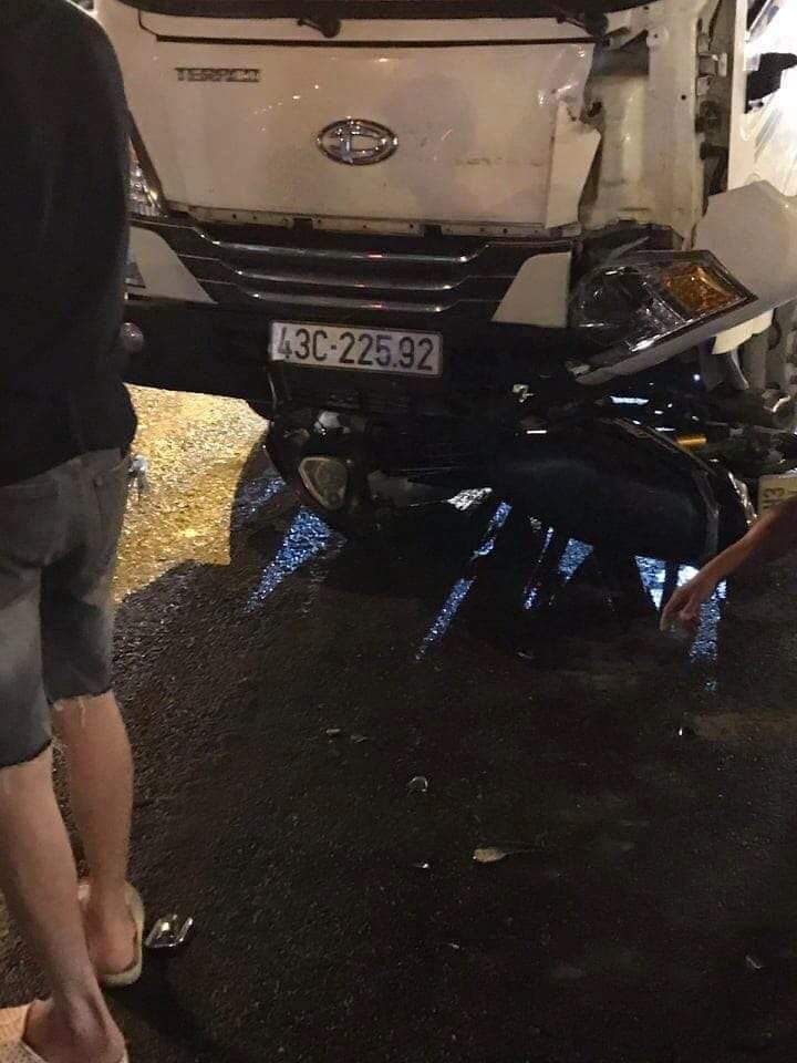 da nang nam thanh nien tu vong sau va cham voi xe tai trong dem