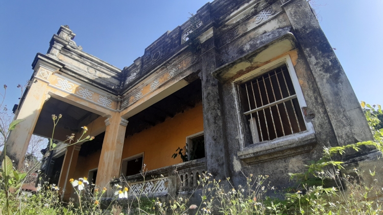 Nhà cổ 100 năm kiểu Pháp bị bỏ hoang giữa lòng Hội An