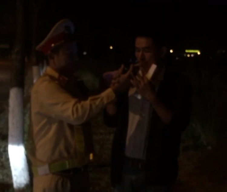 vi pham nong do con nam tai xe bi tuoc gplx phat 35 trieu dong