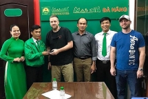 Đà Nẵng: Trao trả tài sản cho nam thủy thủ tàu sân bay Mỹ bỏ quên trên xe taxi