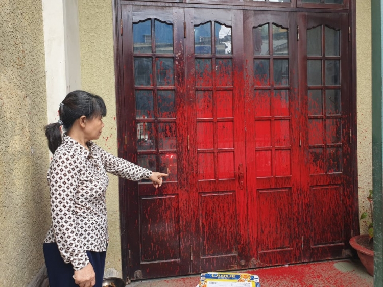 Đà Nẵng: Một nhà dân bất ngờ bị người lạ tạt sơn đỏ lúc 0 giờ