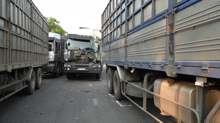 Đà Nẵng: Tông vào đuôi xe tải đang dừng đèn đỏ, tài xế phải nhập viện cấp cứu