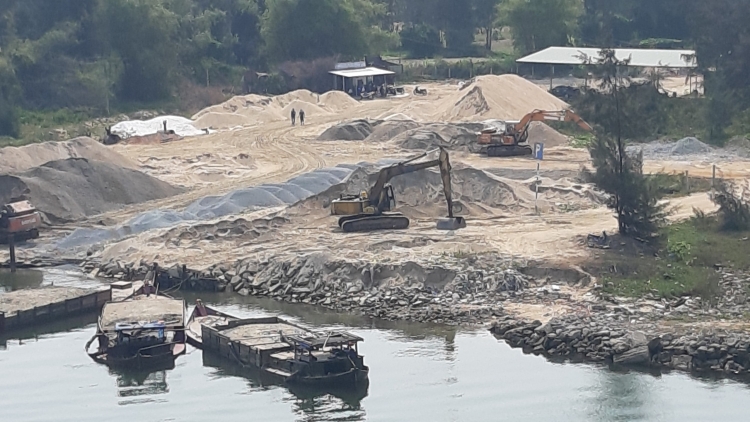 Cận cảnh bãi tập kết cát "khủng" đe dọa hành lang kè sông Thu Bồn