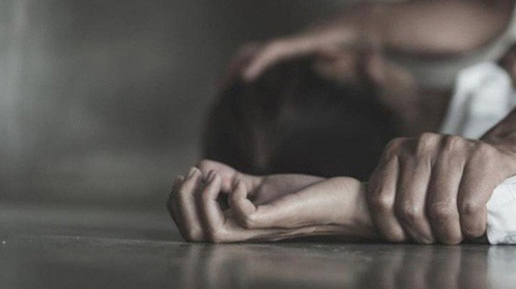 Bé gái đang vui chơi bất ngờ bị người đàn ông hôn vào vùng kín