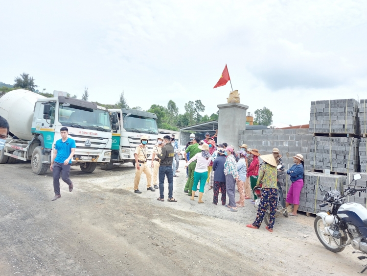 Đà Nẵng: Doanh nghiệp không đóng tiền hỗ trợ, dân chặn xe bồn phản đối