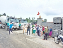 Đà Nẵng: Doanh nghiệp không đóng tiền hỗ trợ, dân chặn xe bồn phản đối