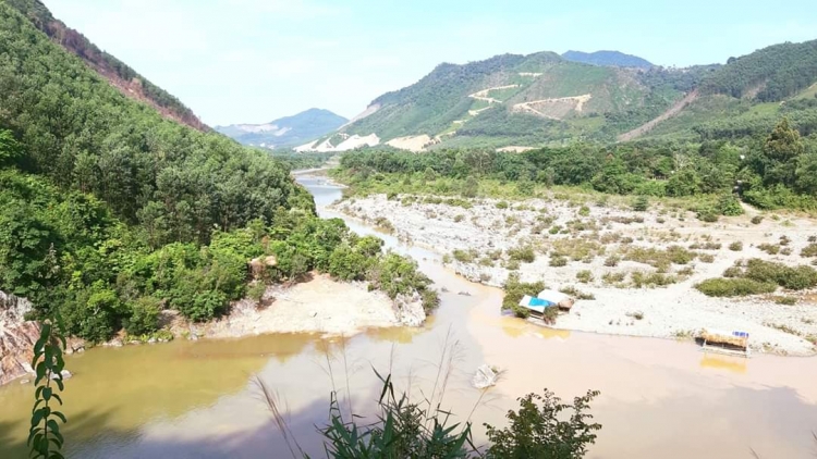 Đà Nẵng: Lội qua suối, một em học sinh chết đuối thương tâm