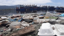 Rác kèm nước thải đang “bức tử” âu thuyền lớn nhất miền Trung