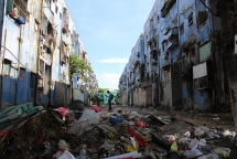 Đà Nẵng: Cư dân than trời vì chung cư Hòa Minh xuống cấp, ngập ngụa rác thải