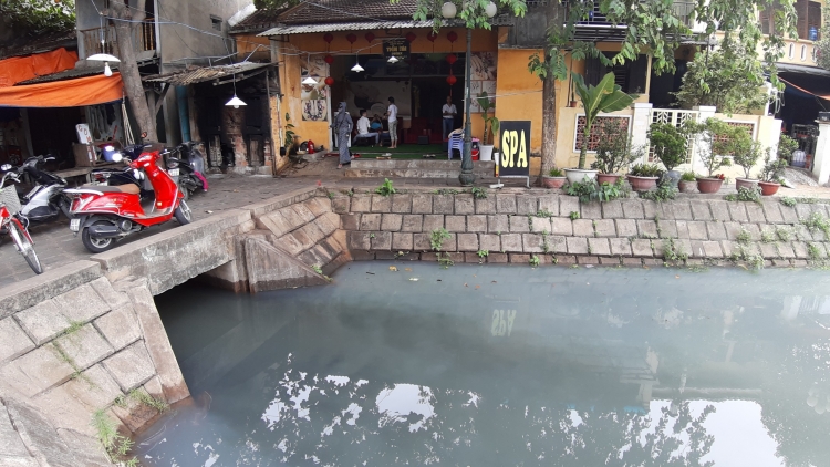 nuoc thai mau vang duc lai tuon ra di tich chua cau quang nam