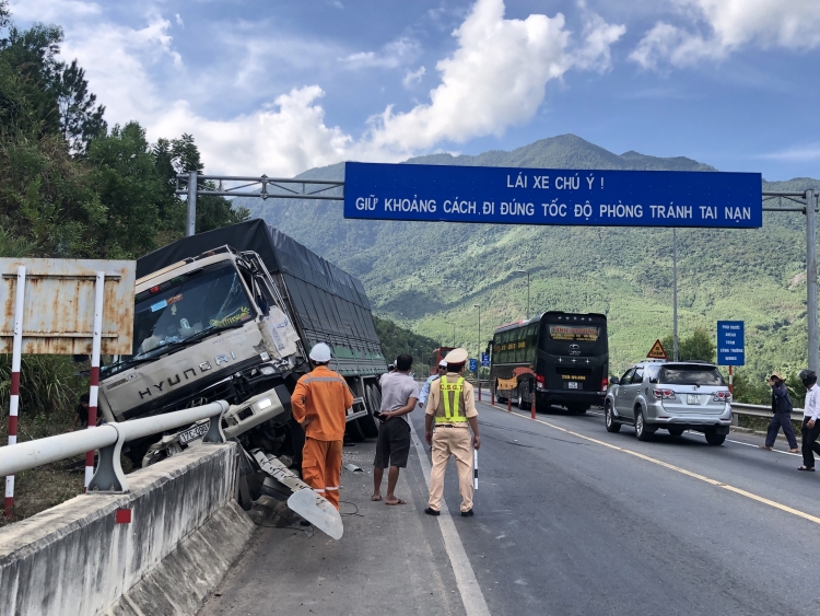 da nang tong vao duoi xe ben o to tai nam vat tren taluy duong dan