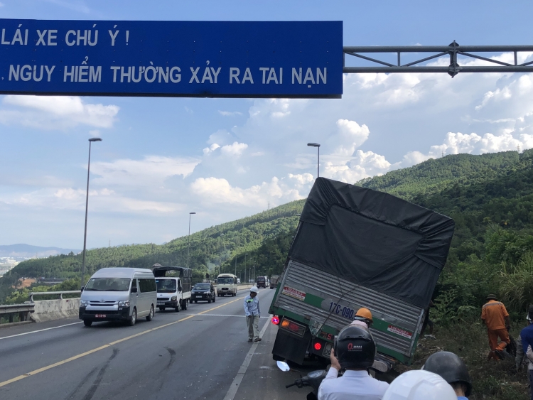 da nang tong vao duoi xe ben o to tai nam vat tren taluy duong dan