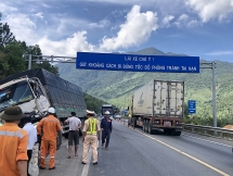 da nang tong vao duoi xe ben o to tai nam vat tren taluy duong dan