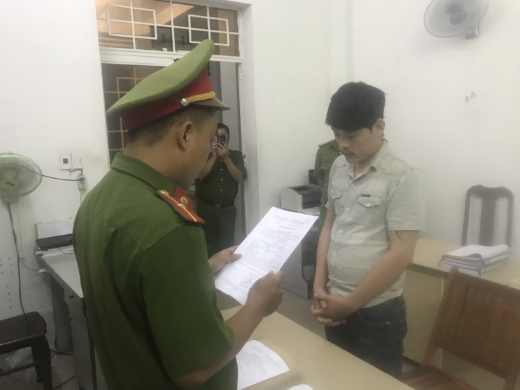 khoi to 2 doi tuong ep viet giay no roi cuong doat xe may