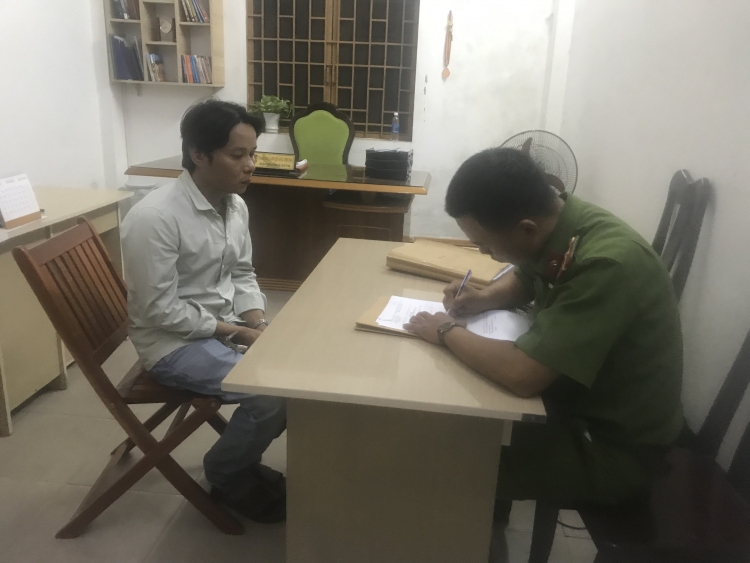 khoi to 2 doi tuong ep viet giay no roi cuong doat xe may