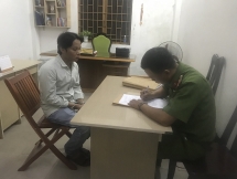 khoi to 2 doi tuong ep viet giay no roi cuong doat xe may