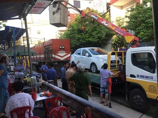 Đà Nẵng: Đỗ ô tô trên đường ray rồi đi ngủ, đầu máy tàu hỏa trễ chuyến