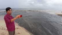 Đà Nẵng: Bãi biển đẹp nhất hành tinh tràn ngập nước thải sau đợt mưa xối xả