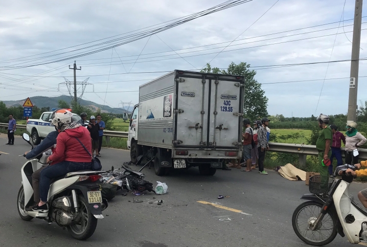 da nang xe may va cham voi o to mot nguoi tu vong thuong tam