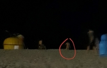 Du khách Trung Quốc ngang nhiên khỏa thân tắm biển Đà Nẵng