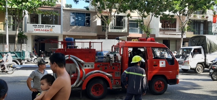 da nang cua hang gach men bat ngo boc chay ngun ngut