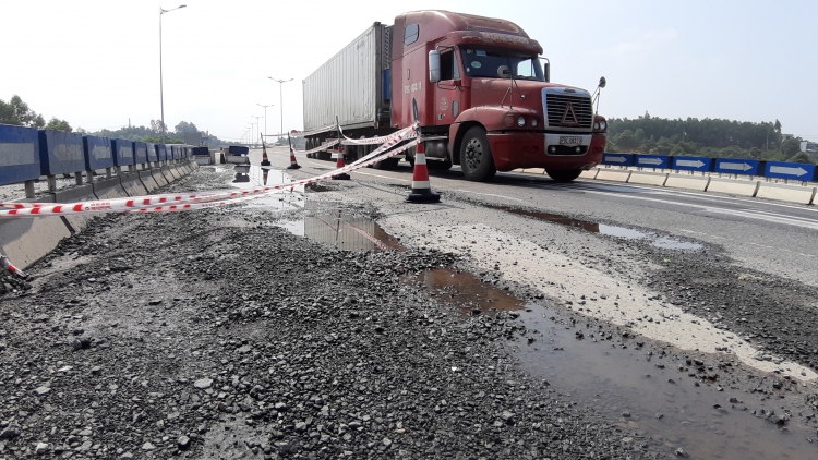 bat dau sua chua mat duong lo loet tren cao toc 34000 ty da nang quang ngai