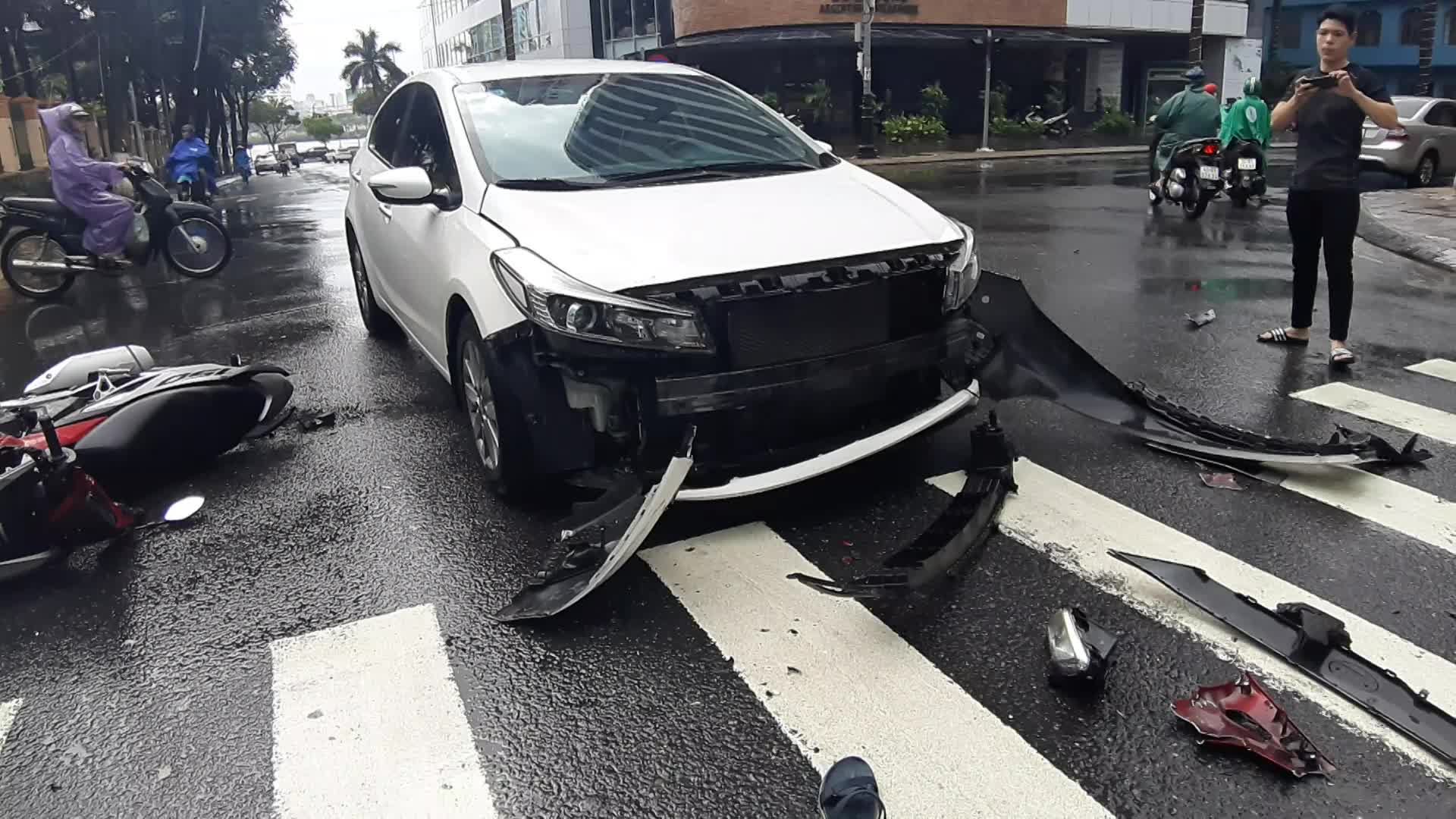 CLIP: Ô tô Kia Cerato nát đầu sau cú va chạm với xe máy ở trung tâm Đà Nẵng