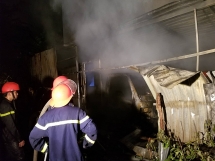 Đà Nẵng: Cháy kho chứa hàng gia dụng, 2 xe tải bị thiêu rụi trong đêm