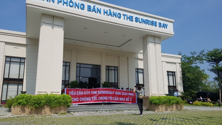 Khách hàng tiếp tục kéo đến dự án The Sunrise Bay Đà Nẵng để đòi nhà