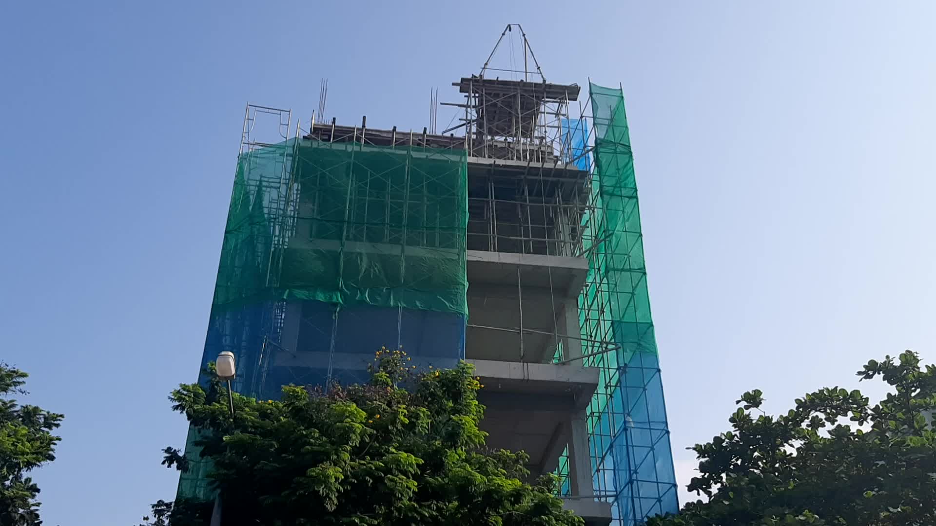 CLIP: Bị thanh sắt rơi trúng, một nam công nhân ở Đà Nẵng bị nguy kịch