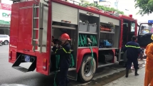 CLIP: Phòng ngủ công ty ở Đà Nẵng bốc cháy dữ dội trong lúc bảo vệ đang ngủ