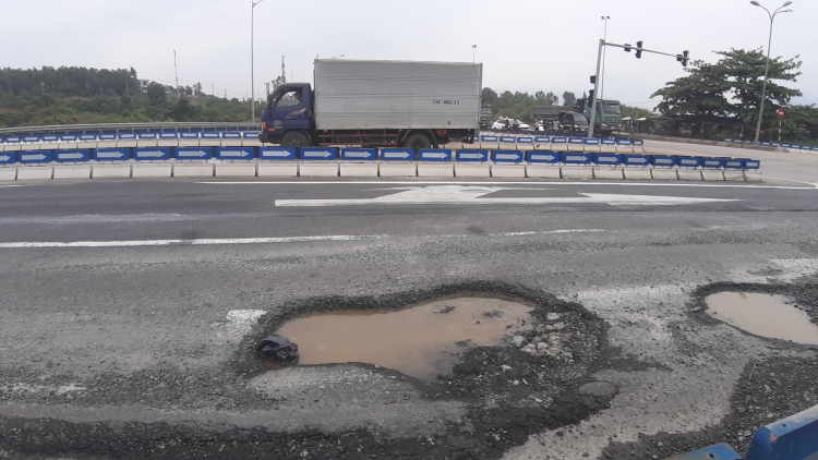 bo giao thong van tai yeu cau khac phuc hu hong tren cao toc da nang quang ngai