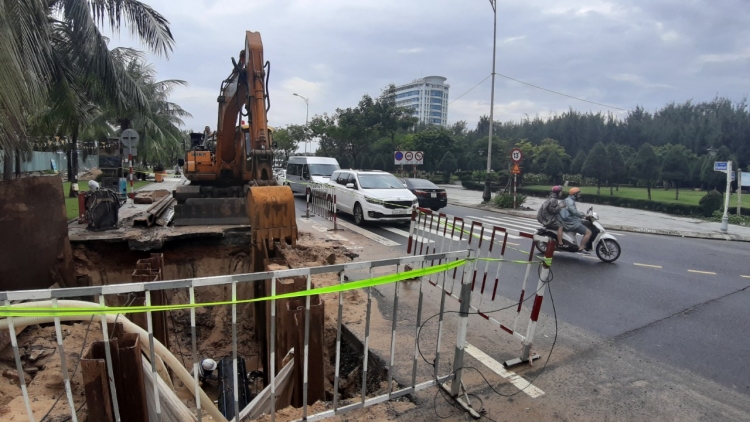 CLIP: Dự án thu gom chậm tiến độ, nước thải tiếp tục tuôn ào ào ra biển Đà Nẵng