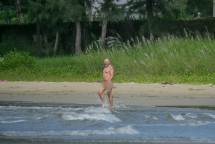 Du khách ngang nhiên khỏa thân tắm biển ở Đà Nẵng