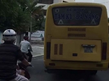 Bất an với xe buýt chạy ẩu, lấn làn ngay trung tâm Đà Nẵng