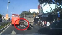 Bị kẹt giữa xe khách và xe đầu kéo, nam thanh niên thoát chết trong gang tấc