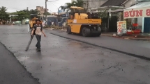 Quảng Nam: Trời đang mưa, đơn vị thi công vẫn cho thảm nhựa đường