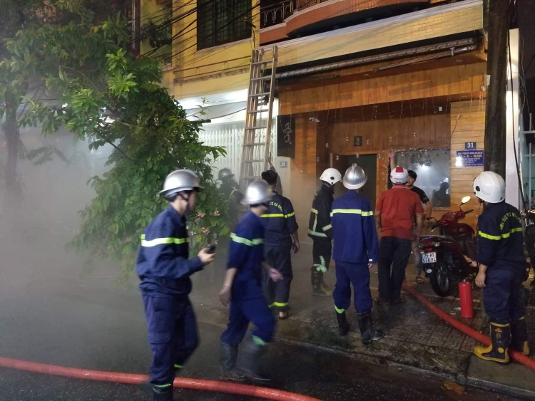 Trời đang mưa, quán bar Đà Nẵng bất ngờ bốc cháy nghi do chập điện