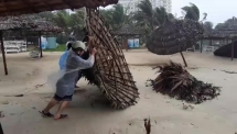 Lều tạm ven biển Đà Nẵng ngã đổ la liệt trong mưa, người dân tiếc xót ruột
