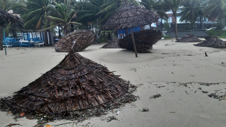 can canh leu tam ven bien da nang bi toc mai hu hai hang loat do mua lon