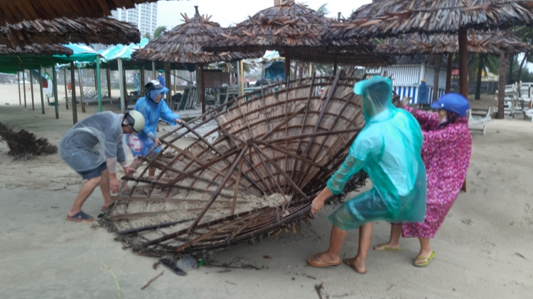 can canh leu tam ven bien da nang bi toc mai hu hai hang loat do mua lon