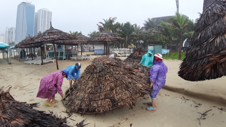 can canh leu tam ven bien da nang bi toc mai hu hai hang loat do mua lon