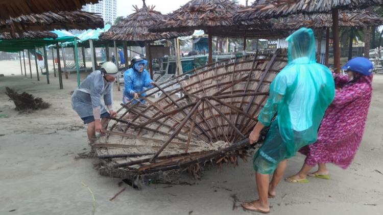 can canh leu tam ven bien da nang bi toc mai hu hai hang loat do mua lon