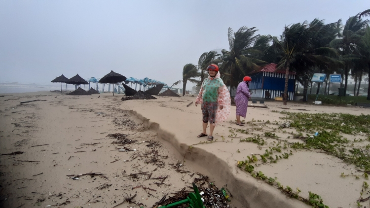 can canh leu tam ven bien da nang bi toc mai hu hai hang loat do mua lon