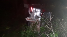 Ô tô tông trụ điện gãy đôi rồi lao tiếp vào rừng thông ở Quảng Nam