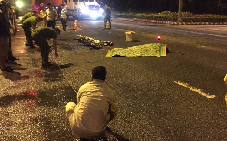 CLIP: Tai nạn trong đêm, một người tử vong ngay giao lộ