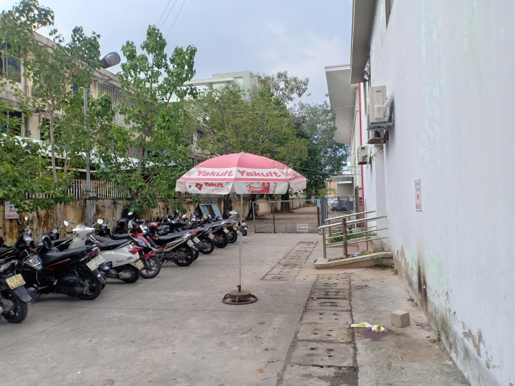 da nang nu benh nhan bat ngo roi tu tang cao xuong dat tu vong tai cho