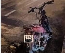 Xe máy bị đổ xuống đường bất ngờ bốc cháy trơ khung ở Đà Nẵng